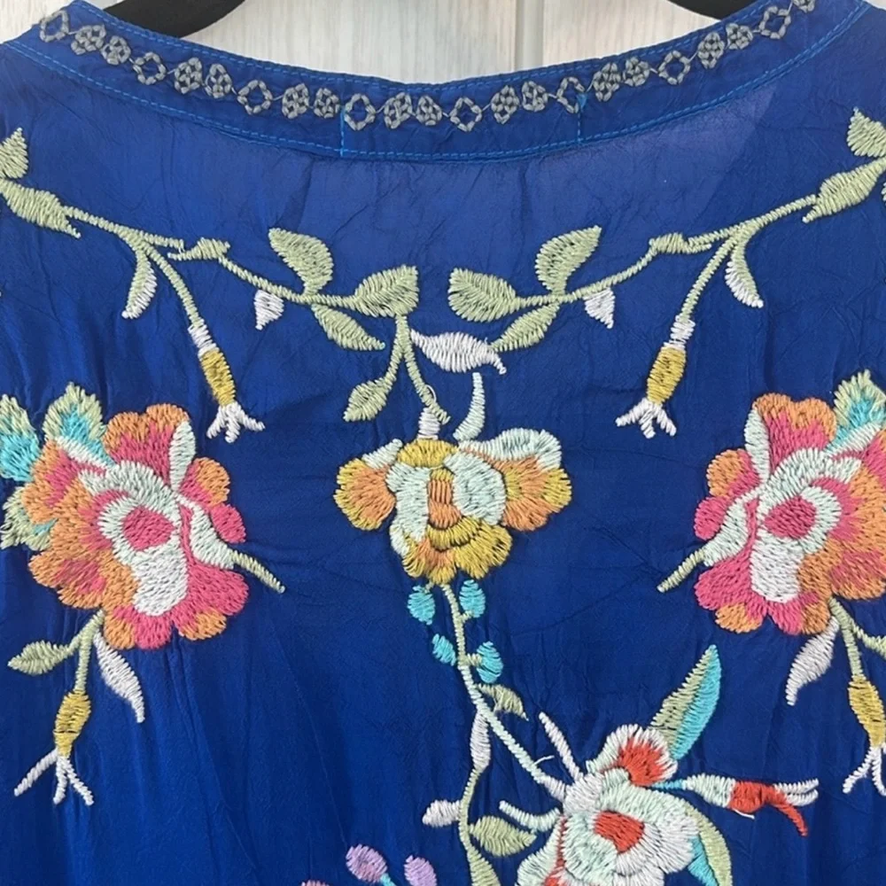 Jonny Was Size XL blue Embroidered Flowers+ sleeveless Tunic Top w/ Side Slits - Picture 4 of 9